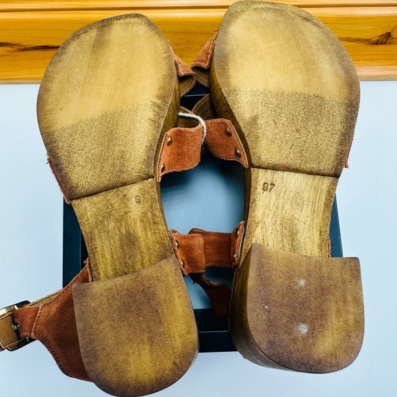 Topshop Brown Sandals Wooden Heel Brass Hardware
I WELCOME OFFERS - Picture 12 of 15
